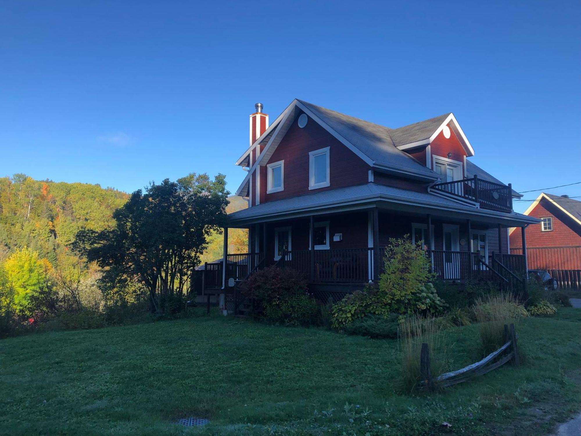 Belle Maison Avec Vue Sur La Riviere LʼAnse-Saint-Jean Exterior foto