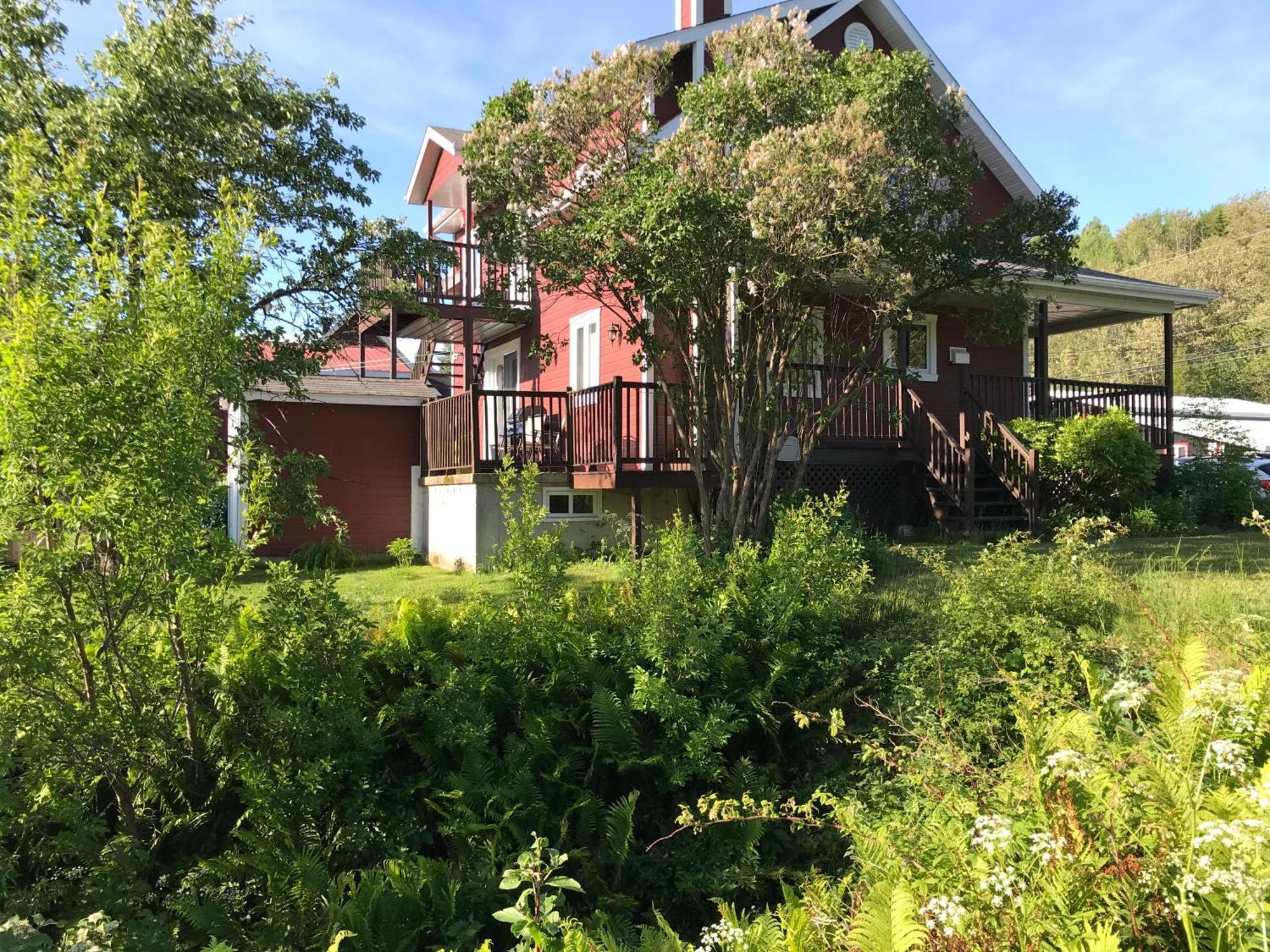 Belle Maison Avec Vue Sur La Riviere LʼAnse-Saint-Jean Exterior foto