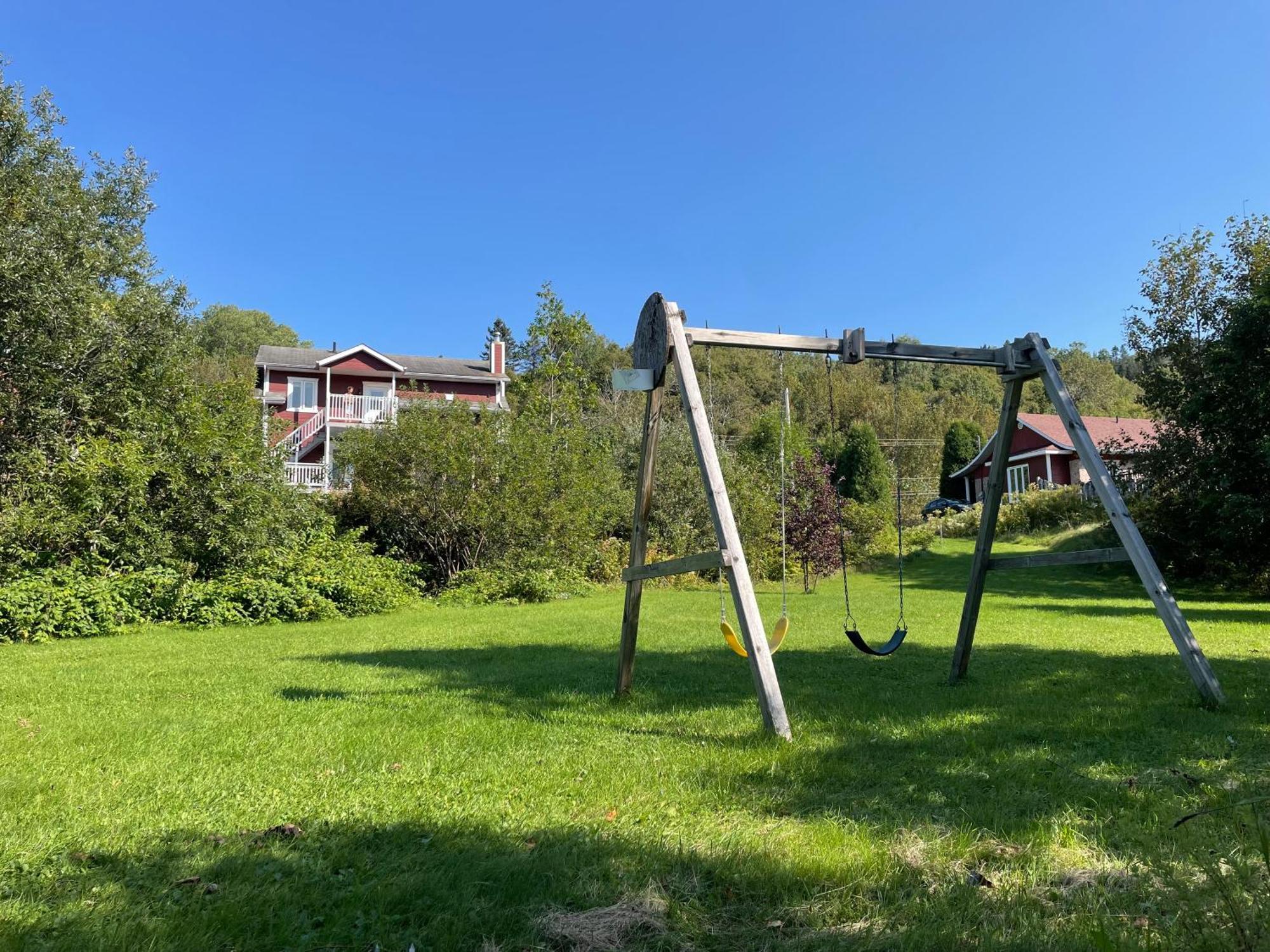 Belle Maison Avec Vue Sur La Riviere LʼAnse-Saint-Jean Exterior foto