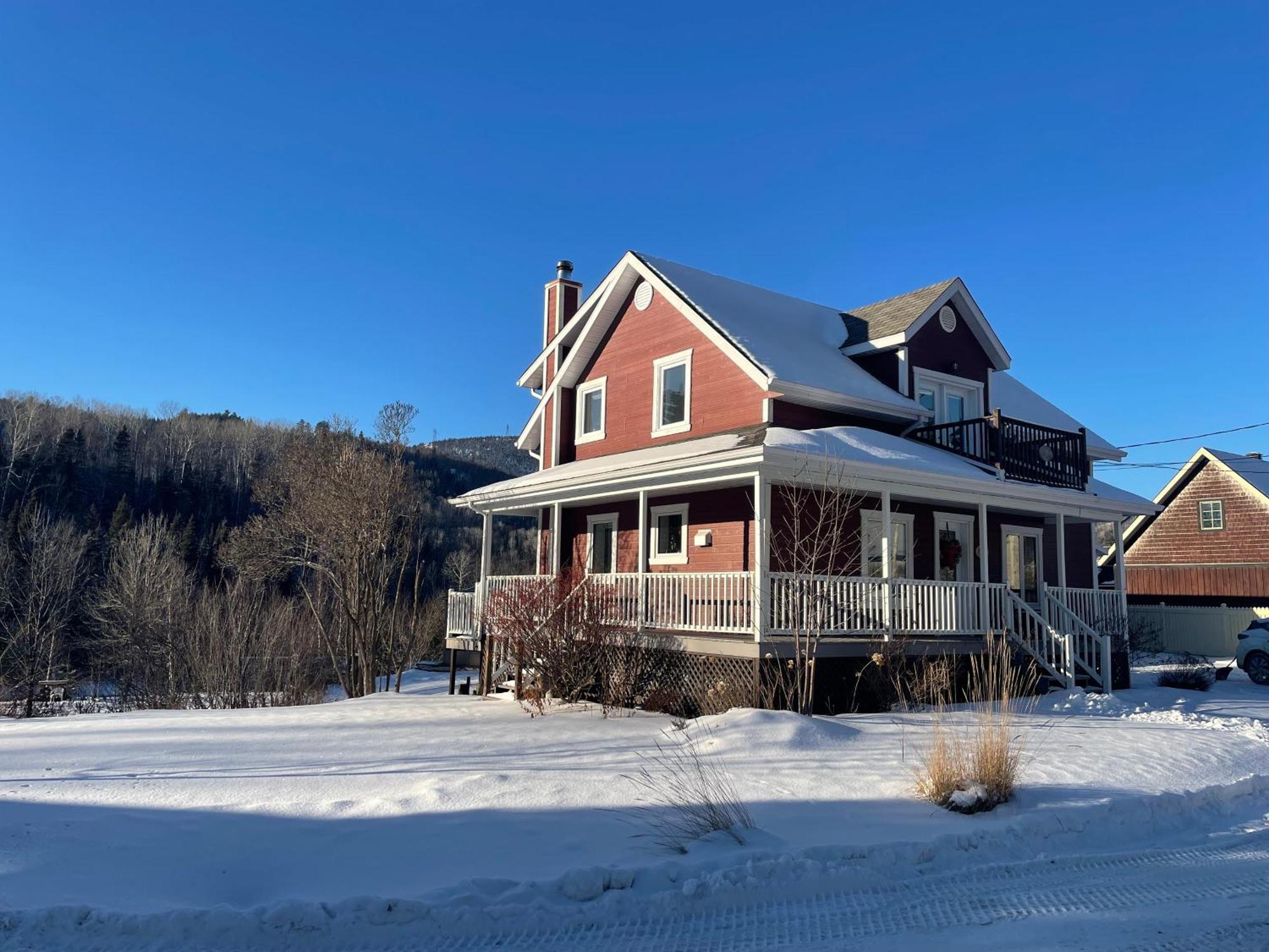 Belle Maison Avec Vue Sur La Riviere LʼAnse-Saint-Jean Exterior foto